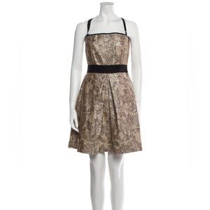 D&G A-Line Dress
Gold Printed
Grosgrain Trim Square Neckline
Exposed Zip